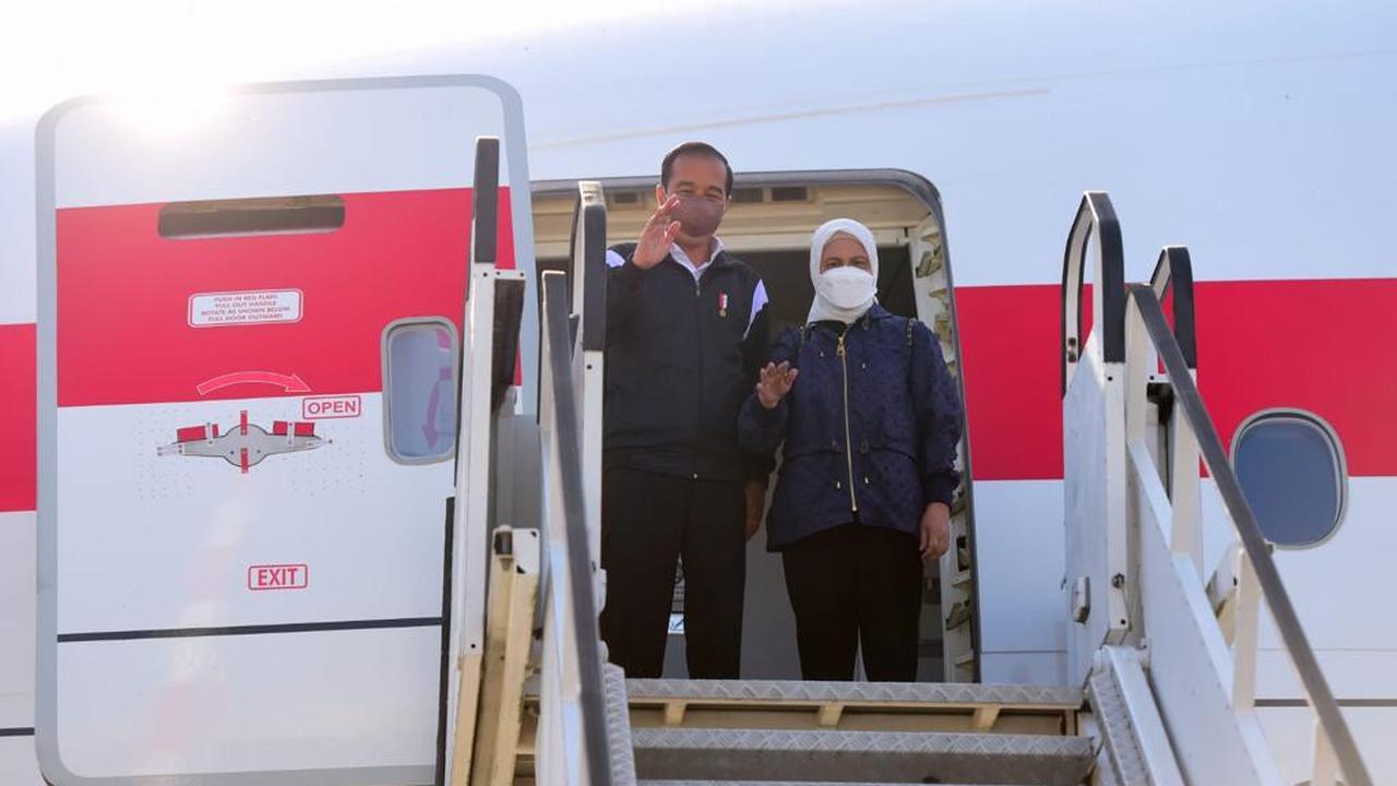 Presiden Jokowi dan Ibu Negara Iriana bersiap terbang ke Moskow, Rusia untuk bertemu Presiden Vladimir Putin, Kamis (30/6/2022). (Foto: Sekretariat Presiden)