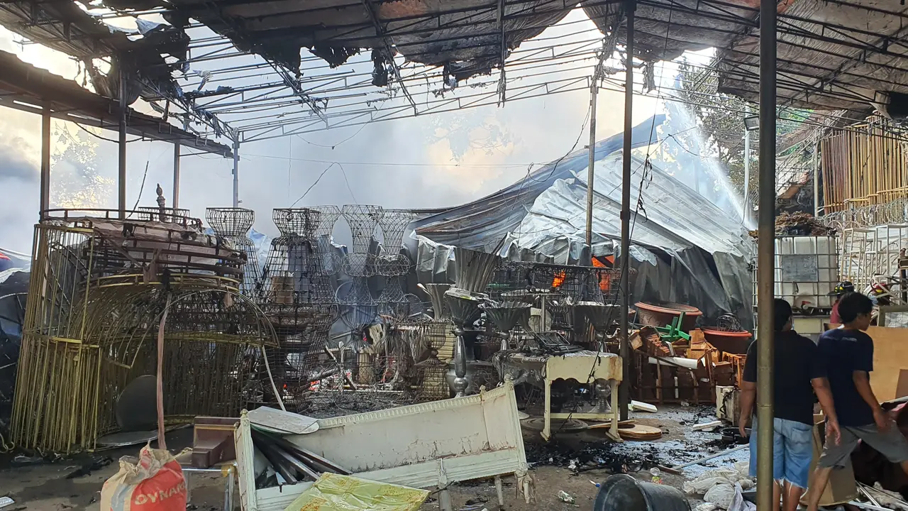 Kebakaran Gudang Tenda dan Properti di Depok