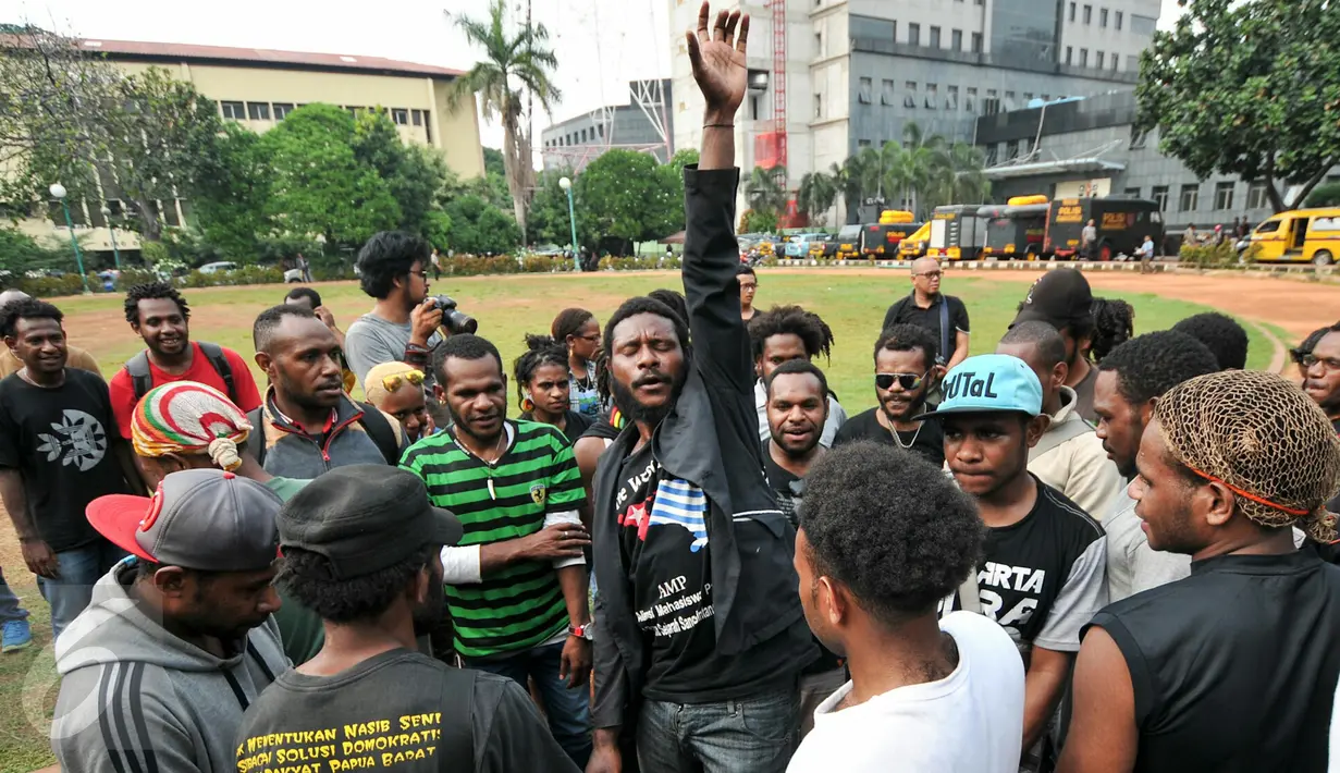 Aliansi Mahasiswa Papua (AMP) berkumpul di lapangan Sahabara Polda Metro, Jakarta, Selasa (1/12/2015). Mereka menunggu ratusan kawan mereka yang diamankan Polisi. (Liputan6.com/Yoppy Renato)