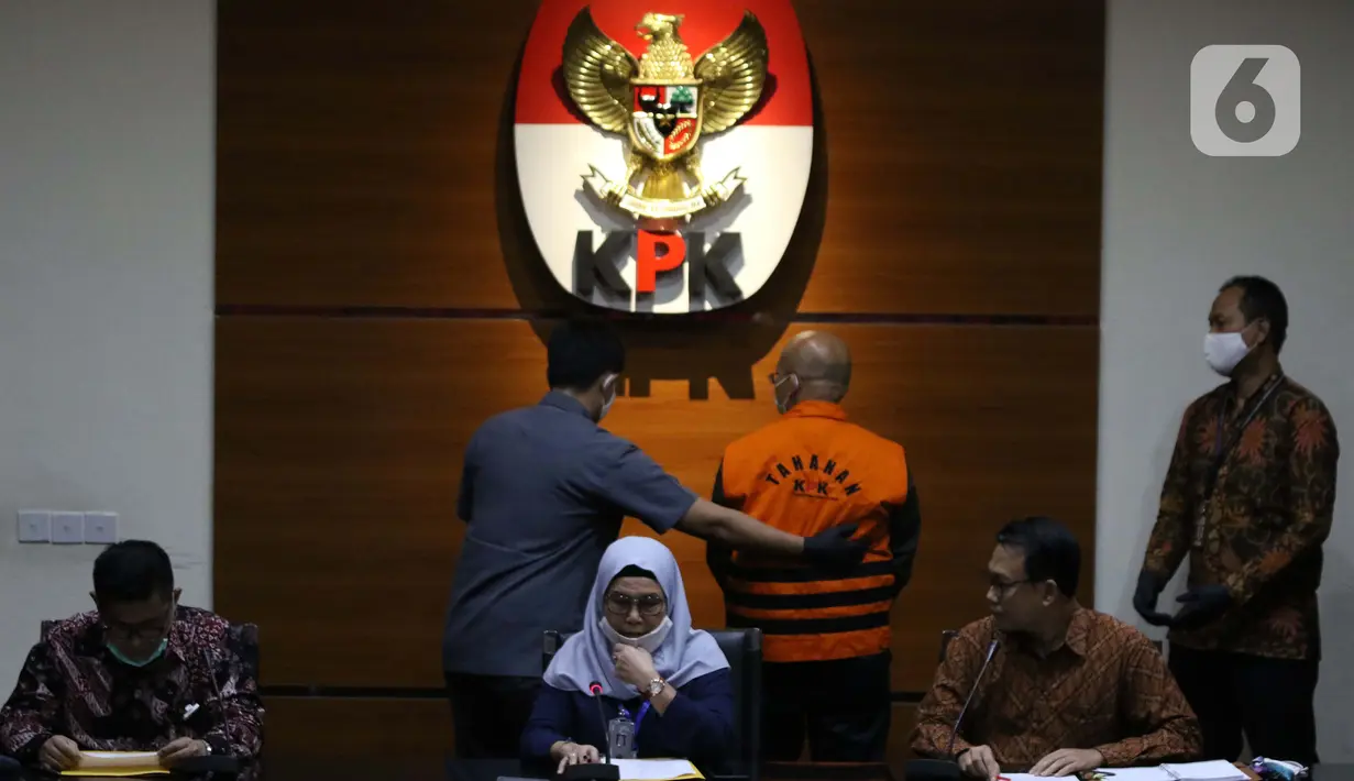 Wakil Ketua KPK, Lili Pintauli Siregar (tengah) menyampaikan rilis penahanan tersangka kasus suap kerjasama pengangkutan bidang pelayaran di Gedung KPK, Jakarta, Jumat (26/6/2020). Direktur PT Humpuss Transportasi Kimia (HTK) Taufik Agustono resmi ditahan KPK. (Liputan6.com/Helmi Fithriansyah)