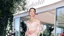 Raline Shah sukses jadi spotlight saat hadiri Cannes Film Festival tahun lalu dengan kebaya. Kali ini kebaya sabrina dipadukan dengan rok tenun dan heels. [@ralineshah]