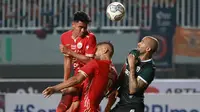 Pemain Persija Jakarta, Muhammad Ferarri, menyundul bola saat melawan Persikabo 1973 pada laga pekan keempat BRI Liga 1 2022/2023 di Stadion Pakansari, Kabupaten Bogor, Minggu (14/8/2022). (Bola.com/M Iqbal Ichsan)