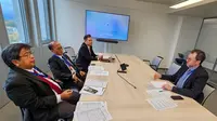 Pertemuan bilateral antara Sekjen Kemnaker, Anwar Sanusi dengan Director of the International Training Centre (ITC-ILO), Christophe Perrin di Jenewa Swiss, Kamis (2/11/2023). (Foto: Istimewa)