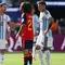 Viral Marc Cucurella Bawa Trofi Piala Dunia 2026 Pakai Kantung Kresek, Ternyata Mainan