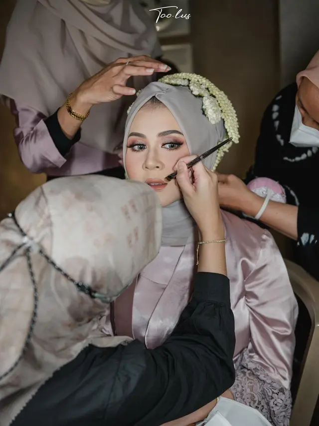 7 Potret Detail Makeup dan Busana Pernikahan Kesha Ratuliu, Pakai Adat Sunda