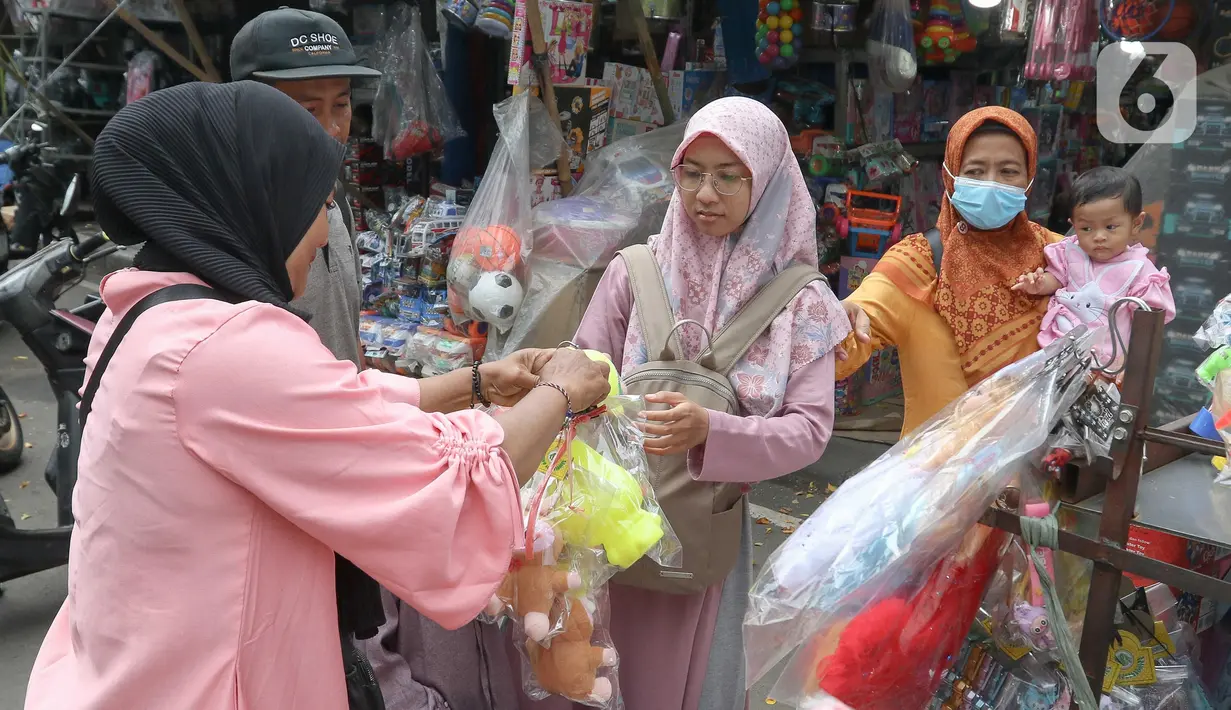 Libur Lebaran 2025 dimanfaatkan sejumlah warga untuk berburu mainan anak di Pasar Gembrong, Jakarta. (Liputan6.com/Herman Zakharia)