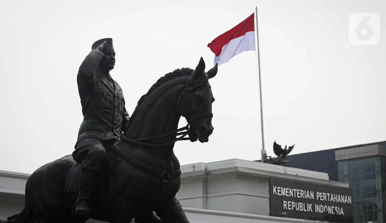 Patung Presiden ke-1 RI Soekarno terpajang di Gedung Kementerian Pertahanan, Jakarta, Minggu (6/6/2021). Menteri Pertahanan Prabowo Subianto mengungkapkan, patung Soekarno yang menunggangi kuda tersebut dilatarbelakangi peristiwa 5 Oktober 1946. (Liputan6.com/Faizal Fanani)