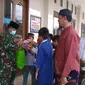 Aparat TNI membagikan masker kepada beberapa jemaah masjid di Bekasi yang kedapatan tidak memakainya, terutama anak-anak. (Liputan6.com/Bam Sinulingga)