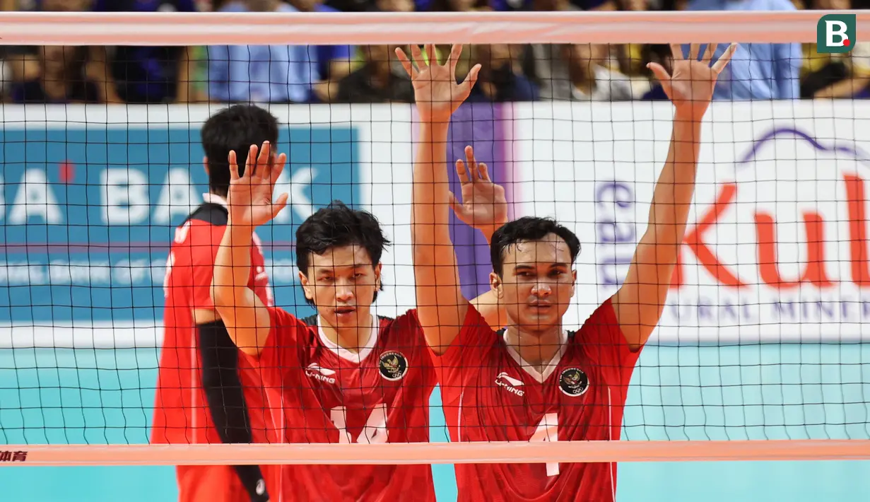 Serve pelan Farhan Halim ke area tengah berbuah ace, pemain Kamboja mengira serve akan dilepaskan keras hingga terpaku di area belakang. 8-0 untuk Indonesia. (Bola.com/Abdul Aziz)