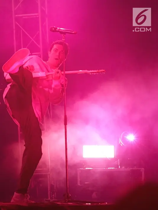 Grup band asal Los Angeles, LANY menghibur penggemarnya dalam konser bertajuk "LANY Malibu Night Tour" di Tennis Indoor Senayan, Jakarta, Rabu (14/8/2019) malam. Trio electro pop yang digawangi Paul Jason Klein, Jake Goss dan Less Priest ini membawakan 16 lagu. (Fimela.com/Bambang E. Ros)