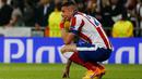 Bek Atletico Madrid, Jose Maria Gimenez terlihat sedih usai timnya dikalahkan Real Madrid di leg kedua 8 besar Liga Champions di Santiago Bernabeu Stadium, Kamis (23/4/2015). Real Madrid menang 1-0 atas Atletico Madrid. (Reuters/Juan Medina)