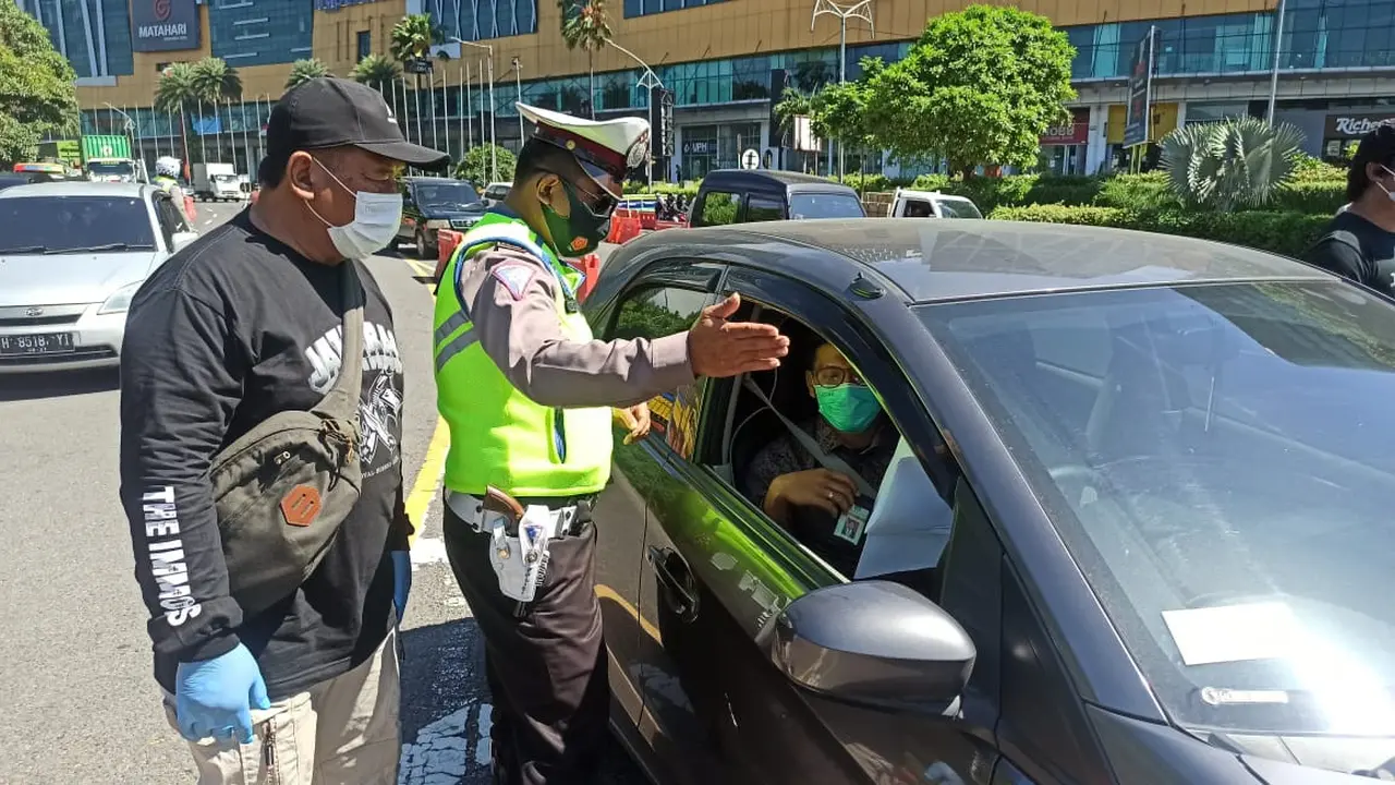 Penyekatan pengendara saat PPKM Darurat di Jatim. (Dian Kurniawan/Liputan6.com)