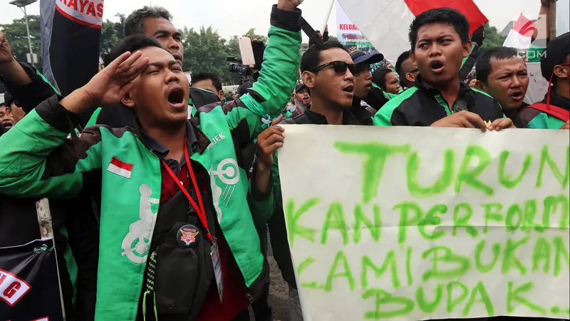 Tuntut Kenaikan Tarif, Ribuan Ojek Online Geruduk Gedung DPR