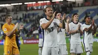 Harry Kane (Inggris) menyapa para suporter di akhir laga kualifikasi Piala Dunia Grup K melawan Serbia di Rajko Mitic Stadium, Beograd, Serbia, 9 September 2025. (AP Photo/Darko Vojinovic)