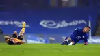 Pemain Wolverhampton Wanderers Daniel Podence (kiri) dan pemain Chelsea Thiago Silva mengalami cedera saat pertandingan Liga Inggris di Stamford Bridge Stadium, London, Inggris, Rabu (27/1/2021). Pertandingan berakhir dengan skor 0-0. (AP Photo/Frank Augstein)