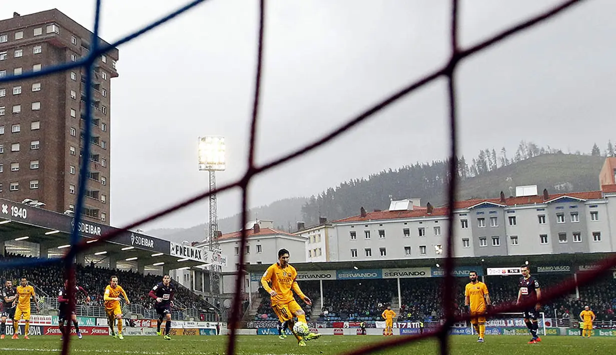2. Suasana laga La Liga Spanyol antara Eibar melawan Barcelona di Stadion Ipurua, Minggu (6/3/2016). Eibar takluk 0-4 dari Barcelona. (EPA/Javier Etxezarreta) 