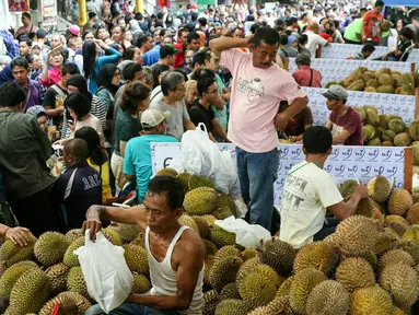 Pengunjung memilih durian di acara Durian Fair 2016 di Blok M Square, Jakarta, Sabtu (27/2). Dalam acara ini, pengunjung bisa menemukan sekitar 20 jenis durian unggul dari berbagai daerah di Jawa Tengah dan Jawa Barat. (Liputan6.com/Yoppy Renato)