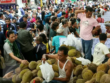 Pengunjung memilih durian di acara Durian Fair 2016 di Blok M Square, Jakarta, Sabtu (27/2). Dalam acara ini, pengunjung bisa menemukan sekitar 20 jenis durian unggul dari berbagai daerah di Jawa Tengah dan Jawa Barat. (Liputan6.com/Yoppy Renato)