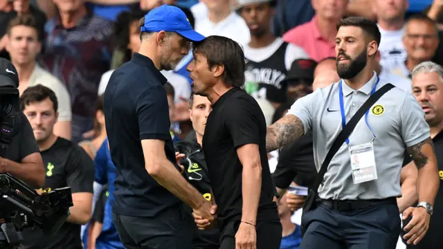 Foto: Derbi London Memang Panas, Thomas Tuchel dan Antonio Conte Terlibat Keributan di Akhir Pertandingandari Salaman
