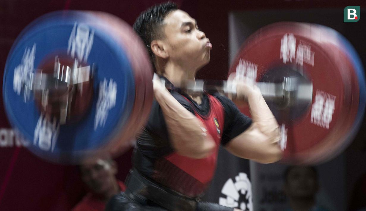 Lifter Indonesia, Eko Yuli Irawan, saat berlaga pada Asian Games di JIExpo, Jakarta, Selasa, (21/8/2018). Eko Yuli berhasil menyumbang medali emas angkat besi putra kelas 62kg. (Bola.com/Peksi Cahyo)