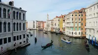 Kesibukan pada kanal yang terdapat di Venesia. Kanal menjadi salah satu rute yang ditempuh warga dan wisatawan untuk menjelajahi pulau demi pulau. (Liputan6.com/Marco Tampubolon)