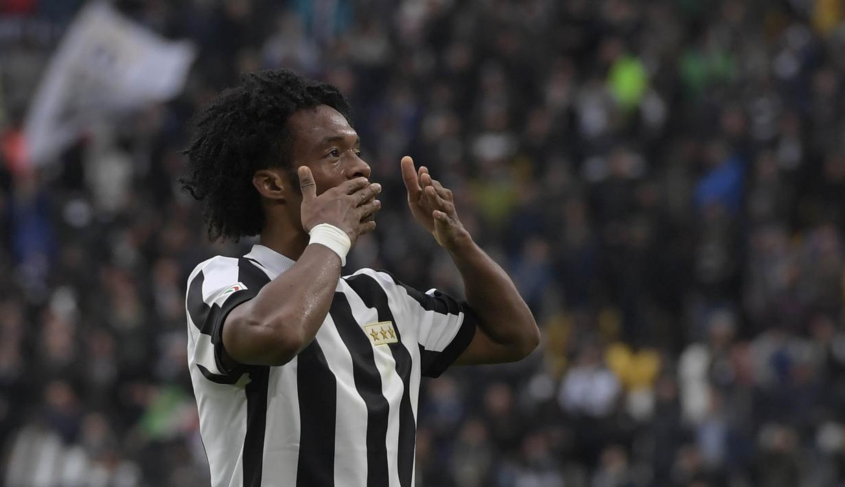Gelandang Juventus, Juan Cuadrado, merayakan gol yang dicetaknya ke gawang Benevento pada laga Serie A Italia di Stadion Allianz, Turin, Minggu (5/11/2017). Juventus menang 2-1 atas Benevento. (AFP/Miguel Medina)