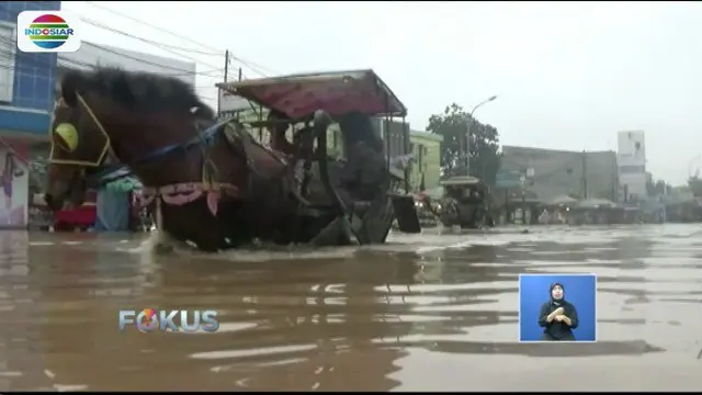 Banjir yang terjadi sudah tiga hari akibat luapan Sungai Citarum membuat ruas jalan utama menuju Kota Bandung menjadi lumpuh.