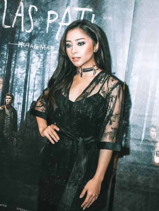Tampil di acara premier film "Alas Pati" gaya Nikita Willy dengan makeup tebal dan busana serba hitam ini membuat ia terlihat elegan.(Liputan6.com/IG/@nikitawillyofficial94)