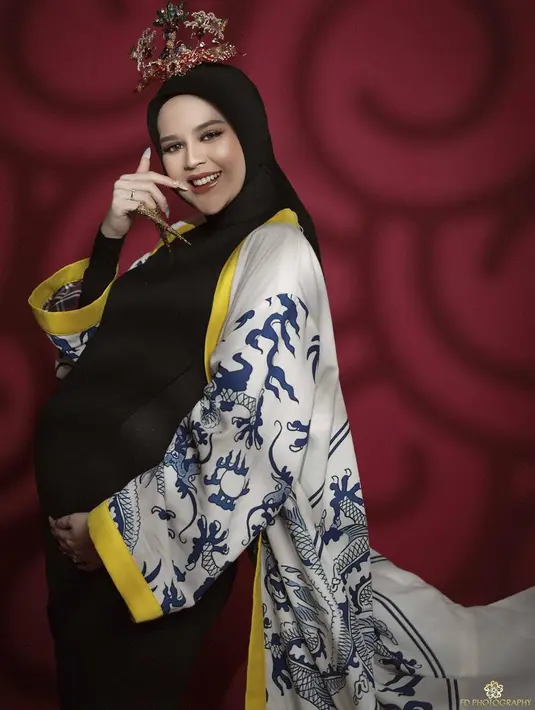 "Iya, memang menyusuinya aja yang agak kagok tapi ya belajar. Jadi kayak posisinya gini, bayinya di sini, gitu. Dan semua lancar sih, awalnya aja agak meraba," kata Cut Meyriska di RS Bunda, Menteng, Jakarta Pusat, belum lama ini. (Instagram/cutratumeyriska)