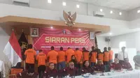 12 WNA Nigeria yang diamankan petugas Imigrasi Lampung. Foto : (Liputan6.com/Ardi).