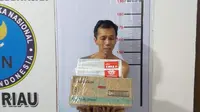 Tersangka penyelundupan ganja menggunakan jasa pengiriman dari Pekanbaru ke berbagai daerah di Pulau Jawa. (Liputan6.com/M Syukur)