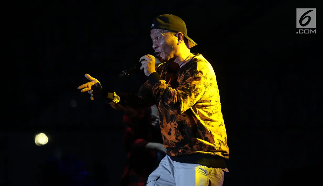 Penyanyi rap Iwa K menghibur penggemarnya dalam acara "Hodgepodge Superfest 2019", di Allianz Ecopark, Ancol, Sabtu (31/8/2019). Dalam penampilannya Iwa K membawakan beberapa lagu andalannya diantaranya Bebas, Malam Indah, dan Kram Otak. (Liputan6.com/Herman Zakharia)