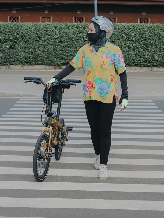 Ajeng pun memilih kemeja bermotif colorful dipadukan dengan pants hitam ketika bersepeda.  (Dok. Instagram @ajeng.dinanti)
