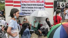 Pengungsi Afghanistan melakukan unjuk rasa di depan Kantor UNHCR, Jakarta, Kamis (31/3/2022). Pengungsi Afghanistan memprotes ketidakpedulian UNHCR dan meminta pejabat terkait meninjau kembali kasus migrasi serta pemukiman kembali mereka. (Liputan6.com/Faizal Fanani)