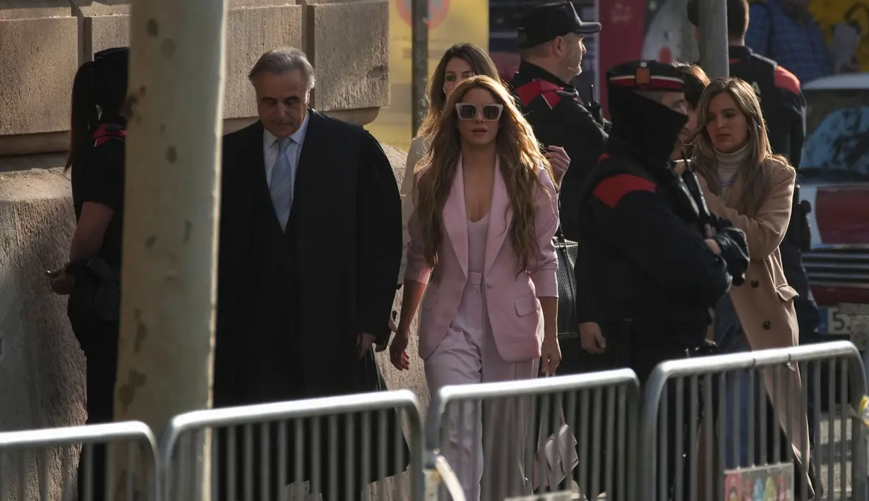 Shakira dipanggil pengadilan Barcelona untuk menghadiri hari pertama persidangan Senin, 20 November 2023. (AP Photo/Emilio Morenatti)