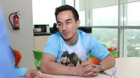 Pemain Film Surat Kecil Untuk Tuhan, Joe Taslim saat berkunjung ke kantor Liputan6.com di SCTV Tower, Jakarta, Kamis (18/5). (Liputan6.com/Fatkhur Rozaq)