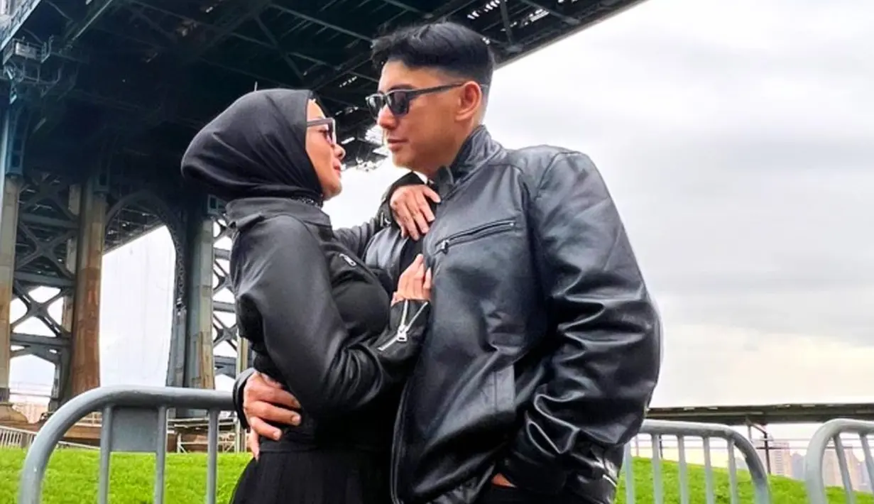 Kemesraan yang ditunjukkan oleh pasangan selebriti ini juga tak lepas dari perhatian netizen. Bahkan, tak sedikit pula kebersamaan keduanya disebut-sebut terlihat begitu serasi. (Liputan6.com/IG/@terryputri)
