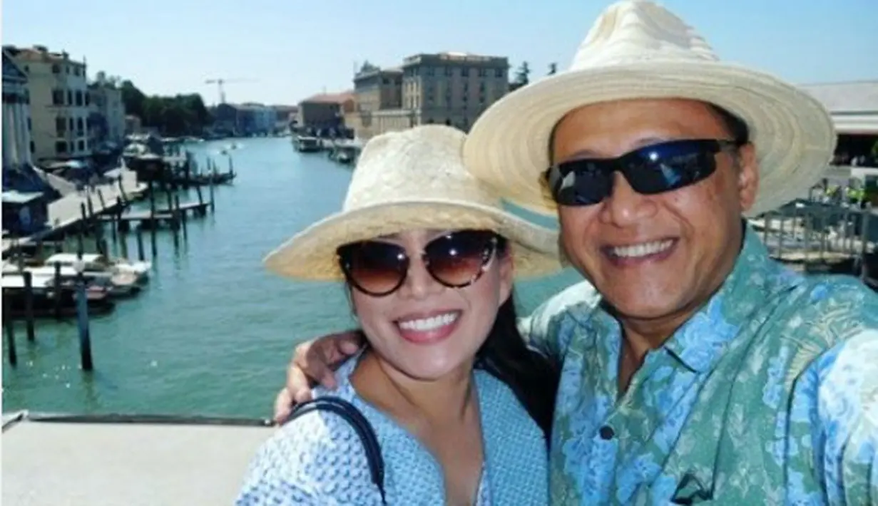 Terlepas dari pengakuan Ario Kiswinar Teguh, yang mengaku sebagai anak Mario Teguh, motivator dengan banyak kata-kata emas adalah sosok romantis dan menyayangi istri dan anak-anaknya. (Instagram/marioteguh)
