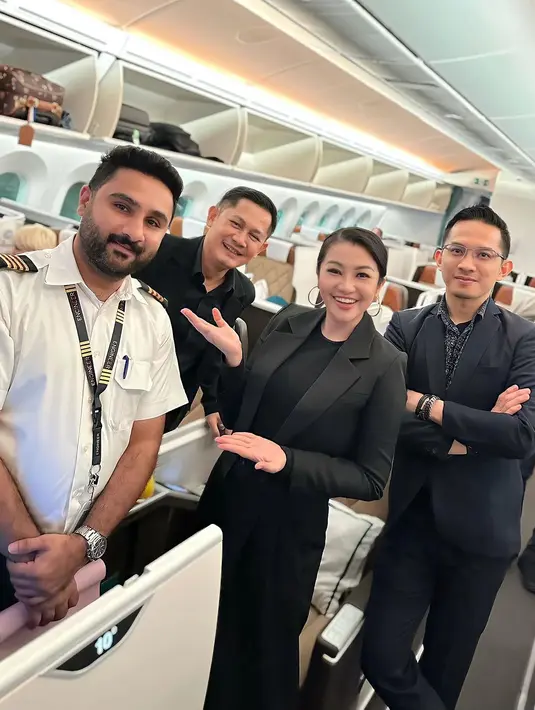 "Ya khawatir lah, sangat-sangat khawatir ya, karena ibarat gak cuman nyawa mas Hendra yang dipertaruhkan. Kemudian saya juga berdoa agar mas Hendra selamat, kan ada penumpang yang harus dijaga mas Hendra," ungkap Fitri. [Instagram/fitricarlina]