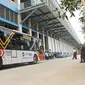 Bus Metrotrans terparkir pada hari pertama uji coba di Stasiun Sudirman Baru, Jakarta Selatan, Kamis (28/12). Hari ini PT Transjakarta mengoperasikan bus Metrotrans untuk melayani pengguna Kereta Bandara Soekarno Hatta. (Liputan6.com/herman Zakharia)