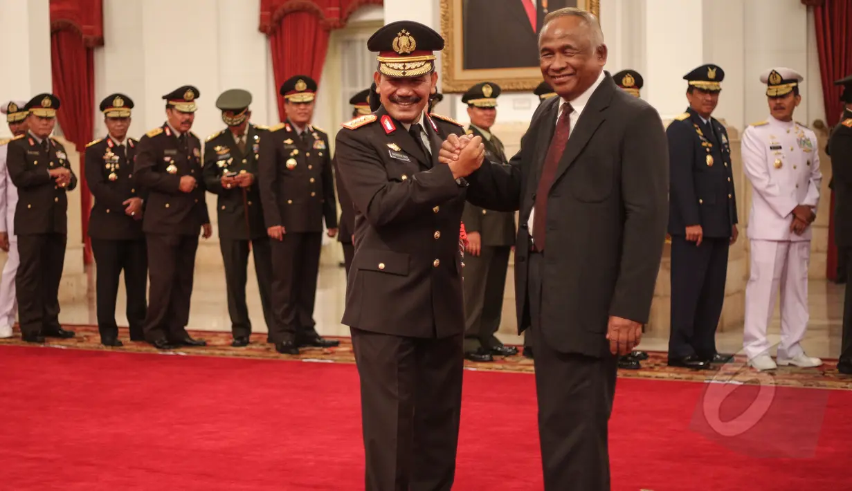 Kapolri Jenderal Pol. Badrodin Haiti (kiri) mendapat ucapan selamat dari Plt Ketua KPK Taufiqurrahman Ruki setelah resmi menjabat sebagai Kapolri di Istana Negara, Jakarta, Jumat (17/4/2015). (Liputan6.com/Faizal Fanani)