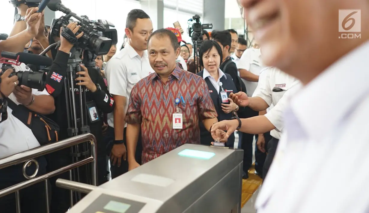 Sekda Kota Tangerang, Tatang Sutisna melakukan tapping e-ticketing usai peresmian jembatan penghubung atau skybridge di Stasiun Batu Ceper, Tangerang, Kamis (18/7/2019). Jembatan penghubung ini untuk mengintegrasikan peron KRL Commuter Line dengan peron KA Bandara. (Liputan6.com/Immanuel Antonius)