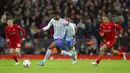 Pemain Manchester United Marcus Rashford (kiri) menggiring bola melewati pemain Liverpool Thiago (kanan) pada pertandingan sepak bola Liga Inggris di Stadion Anfield, Liverpool, Inggris, 19 April 2022. Liverpool menang 4-0. (AP Photo/Jon Super)