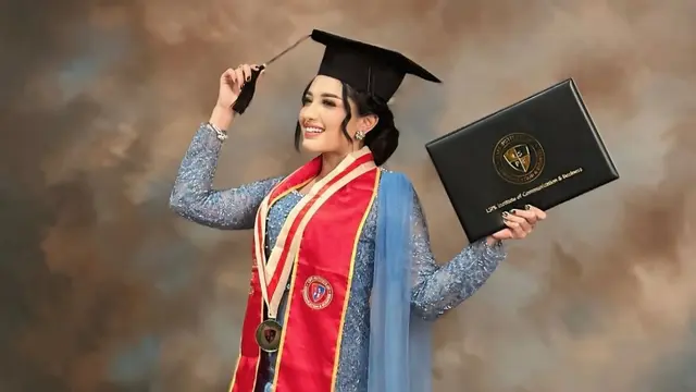 Potret Wisuda Rumi Rach