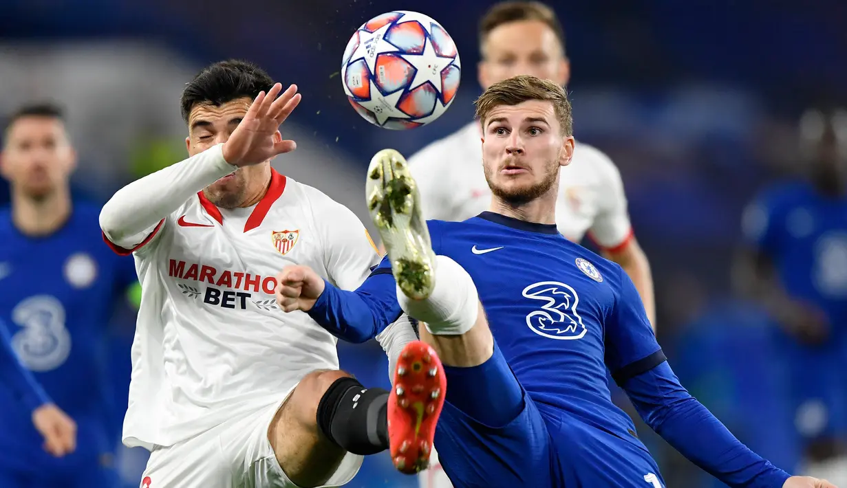Penyerang Chelsea, Timo Werner dan pemain Sevilla, Marcos Acuna berebut bola pada laga perdana Grup E Liga Champions 2020 di Stadion Stamford Bridge, Rabu (21/10/2020) dini hari WIB. Chelsea harus berbagi angka dengan tim tamu Sevilla setelah bermain imbang tanpa gol. (Toby Melville/Pool via AP)