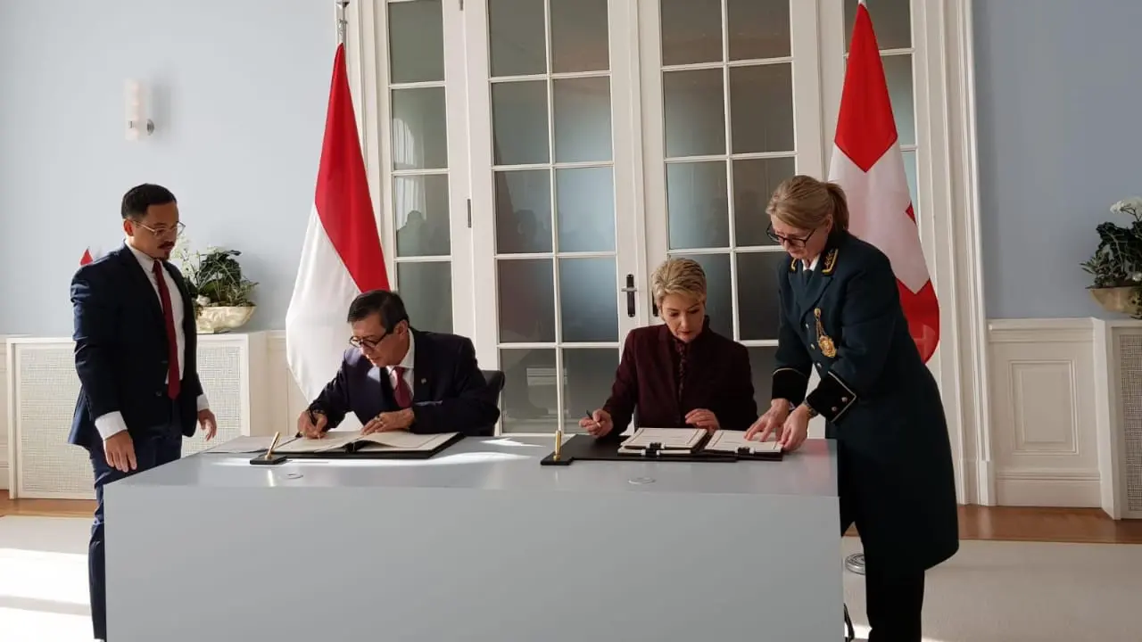 Menkumham Yasonna Laoly menandatangani Perjanjian Bantuan Hukum Timbal Balik dengan Konfederasi Swiss. (Foto: Liputan6.com/Istimewa)