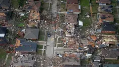 Sejumlah rumah rusak dan hancur setelah dihantam tornado yang melanda wilayah New Orleans, AS (7/2). Badan Cuaca Nasional AS mengonfirmasi tiga tornado telah terjadi di Kota New Orleans. (AP Photo/Gerald Herbert)