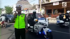Empat polisi di Solo banjir pujian lantara mendahulukan ambulans ketimbang rombongan presiden untuk melintas.