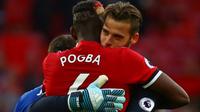 Dua pemain Manchester United, Paul Pogba dan David de Gea. (AFP/Geoff Caddick)