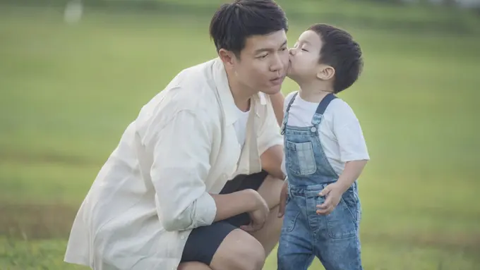 Setiap ayah memiliki gaya komunikasi yang berbeda, tetapi satu hal yang pasti, komunikasi yang terbuka dan penuh perhatian sangat penting.